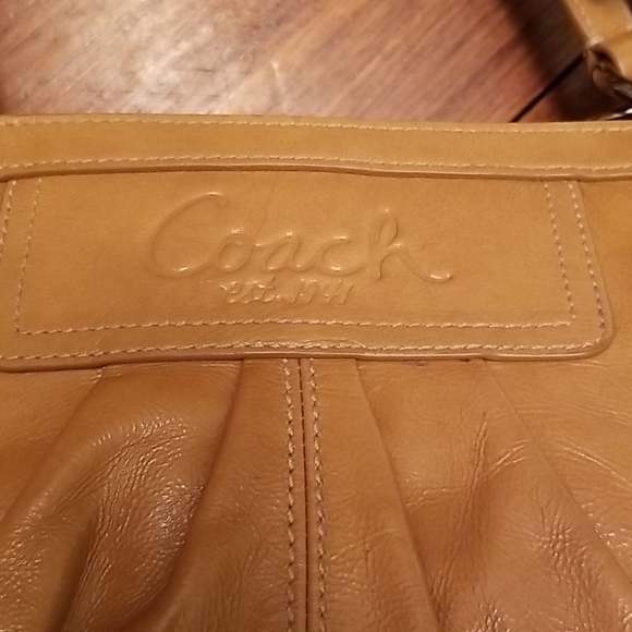 Coach F13761 tan patent leather purse! - Picture 2 of 10